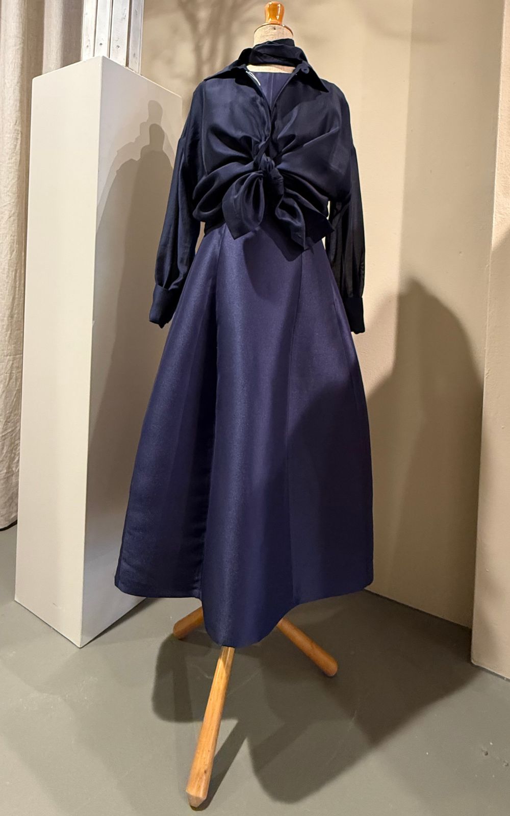 Blouse-wit-transparant-lossesjaal-themake