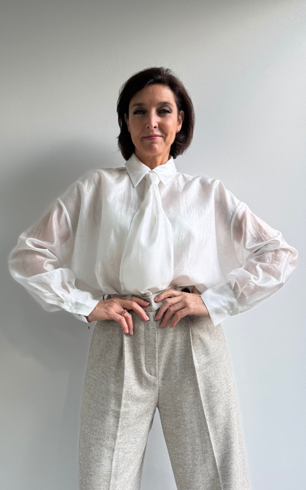 Blouse-wit-transparant-lossesjaal-themake