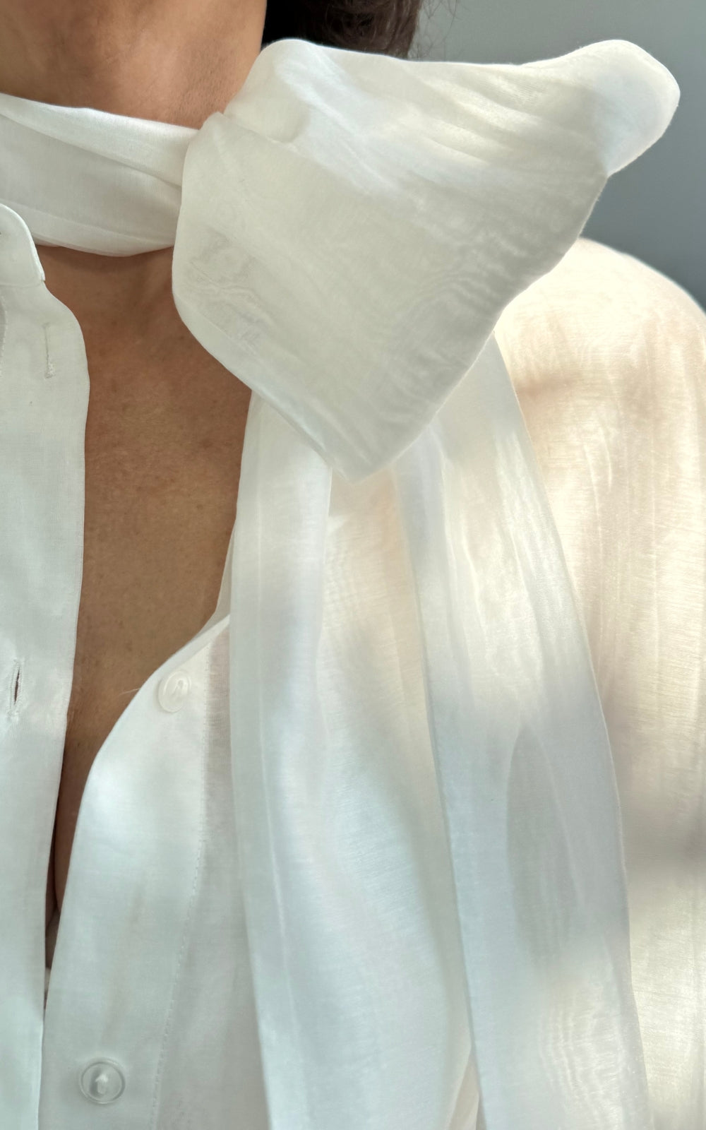 Blouse-wit-transparant-lossesjaal-themake